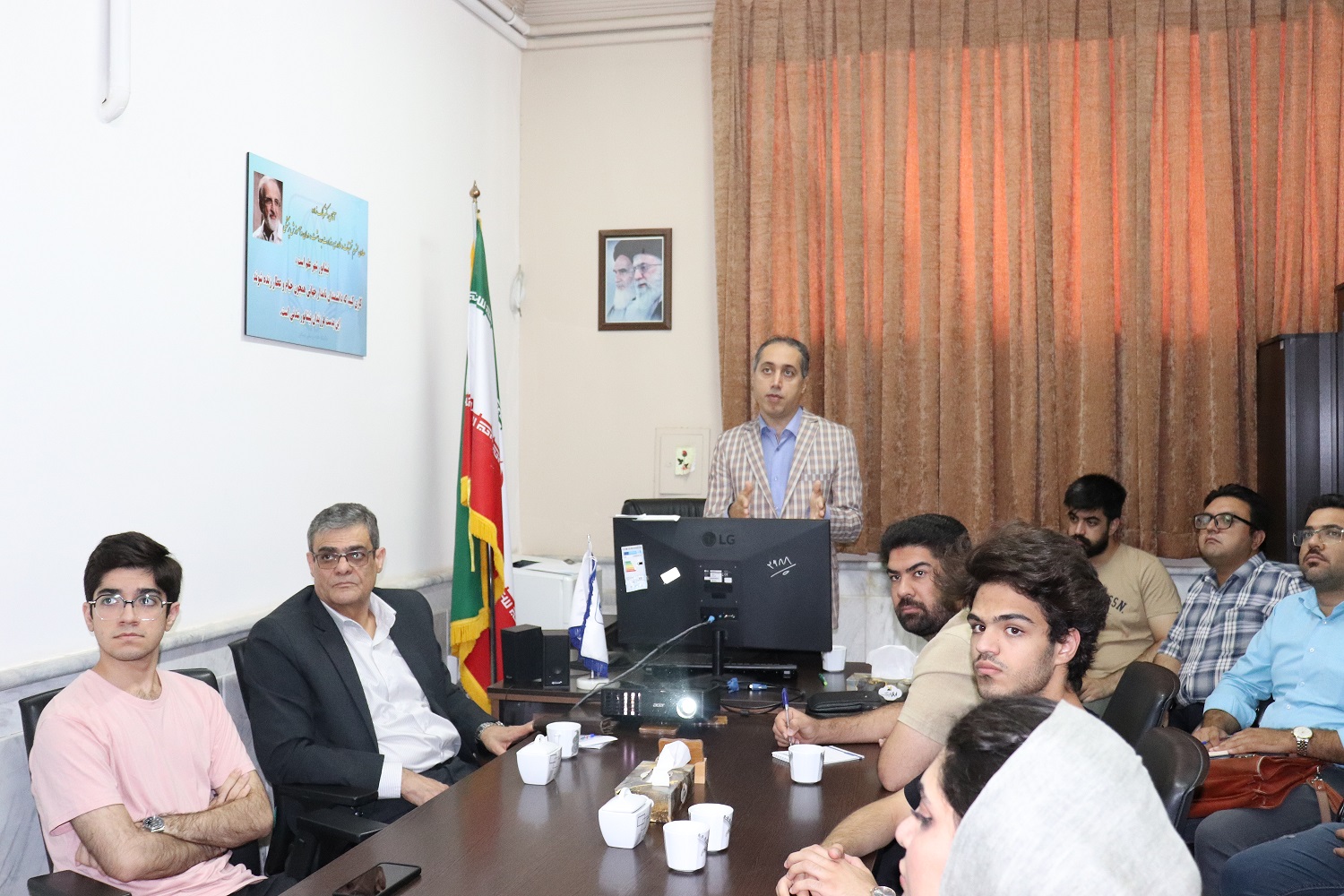 بازدید مدرسین و دانشجویان دوره آنالیز داده موسسه انفورماتیک بین الملل از سایت مرکز کوهورت سالمندی نیشابور